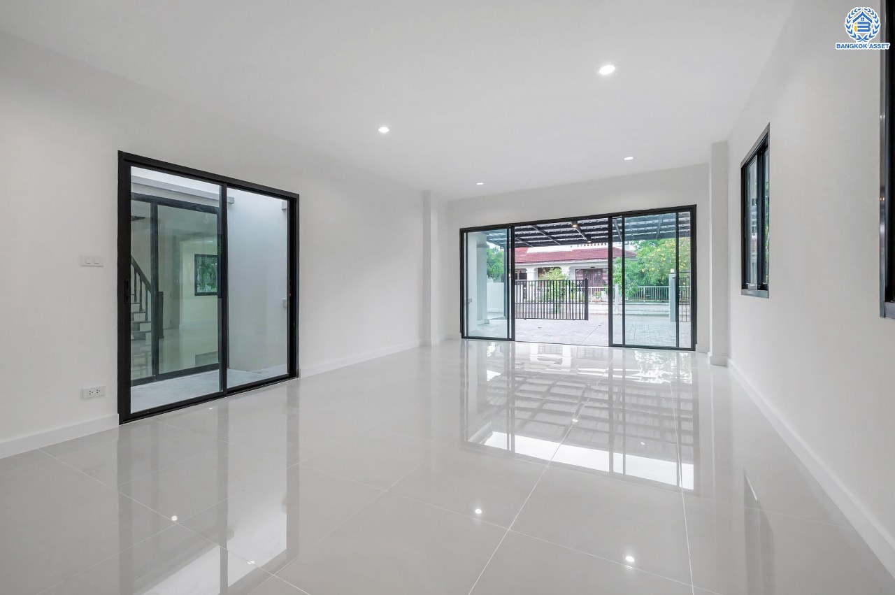 บ้านมือสองตกแต่งใหม่ คุณภาพแบรนด์ LH โครงการ ชลลดา บางบัวทอง เนื้อที่ 83 ตร.ว. ตกแต่งหรูหรา ฟังก์ชันจัดเต็ม 5 ห้องนอน 3 ห้องน้ำ จอดรถได้ 2 คัน พร้อม Facilities ครบ! บนทำเลคุณภาพ เชื่อมต่อได้หลายเส้นทาง ใกล้เซ็นทรัลเวสต์เกต และรถไฟฟ้า "สถานีบางพลู"